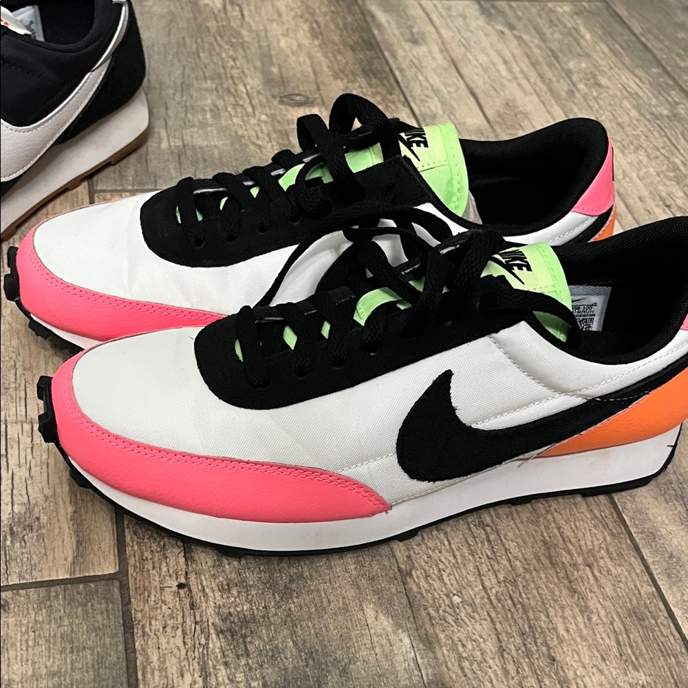 Nike Daybeak Women's Sneakers size 8